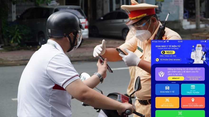 HCM City pilots “COVID-19 green cards” to control residents’ travel
